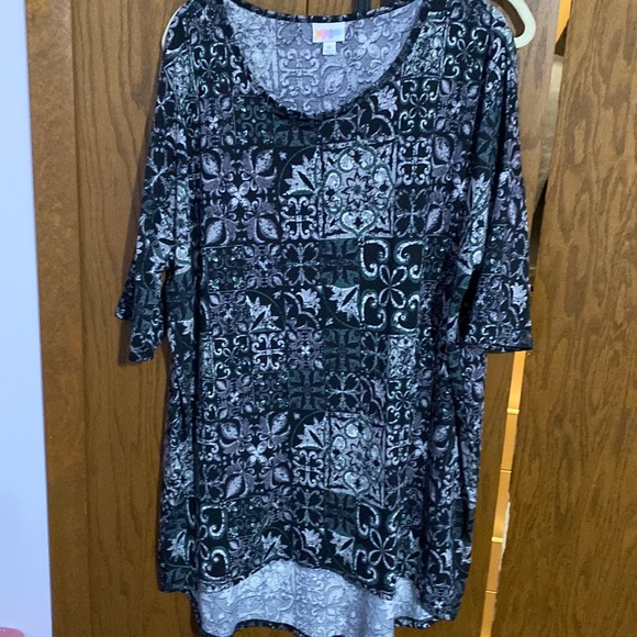 Patterned lularoe Irma - Picture 1 of 1